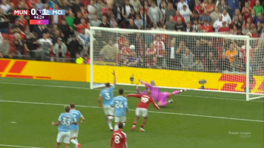 Donnarumma, la parata nel derby Man City-Manchester United