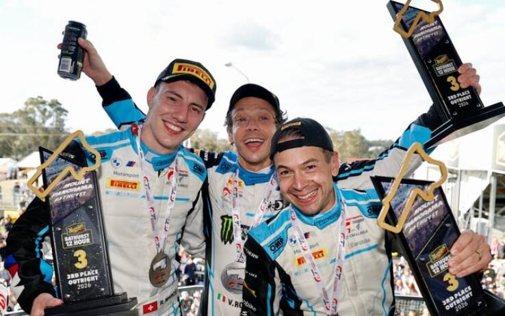 12 Ore Bathurst, terzo posto per l'equipaggio di Valentino Rossi terzo. Vince Maro Engel