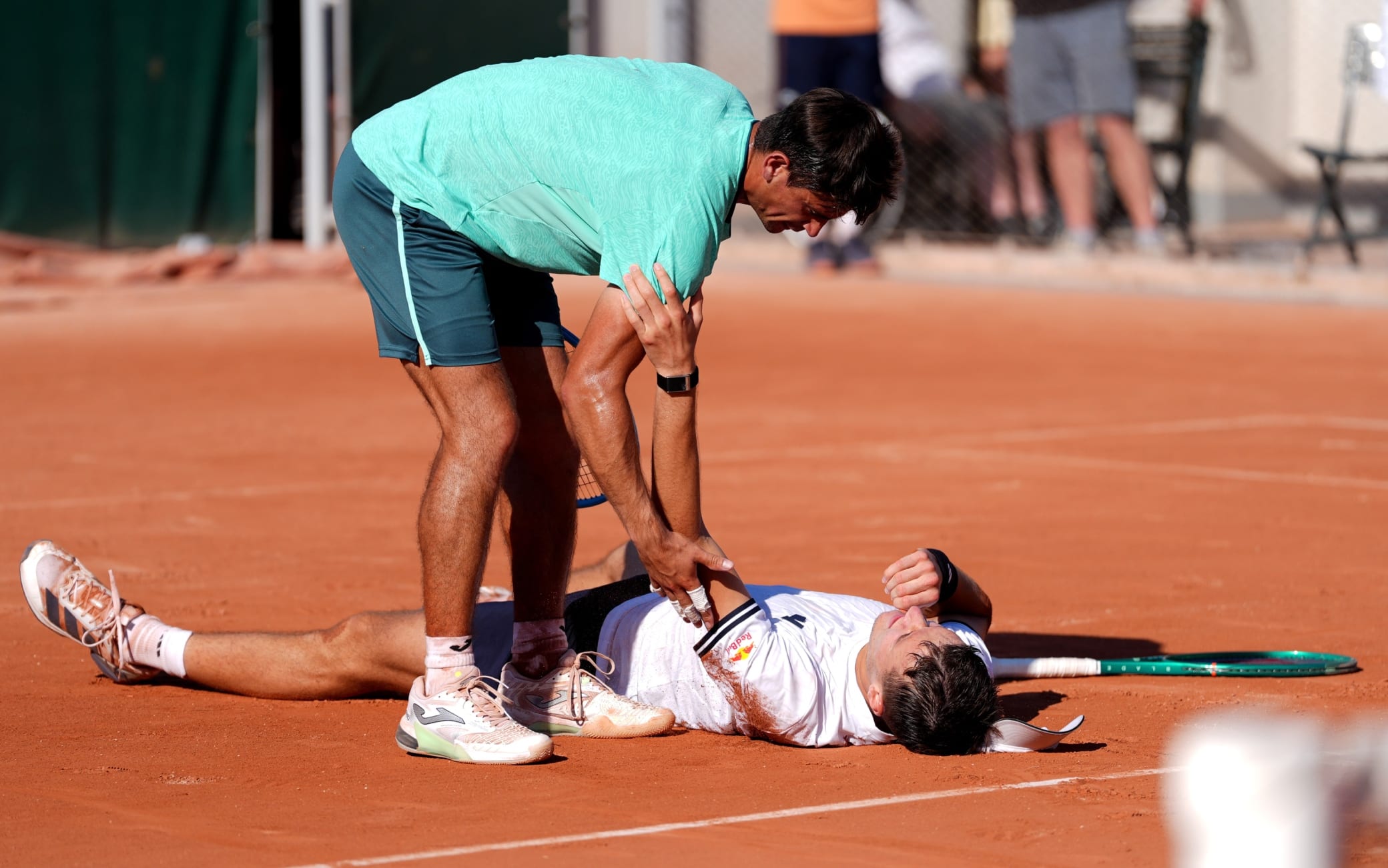 Apprensione al Roland Garros: Mensik vince dopo 5 ore e crolla a terra per i crampi