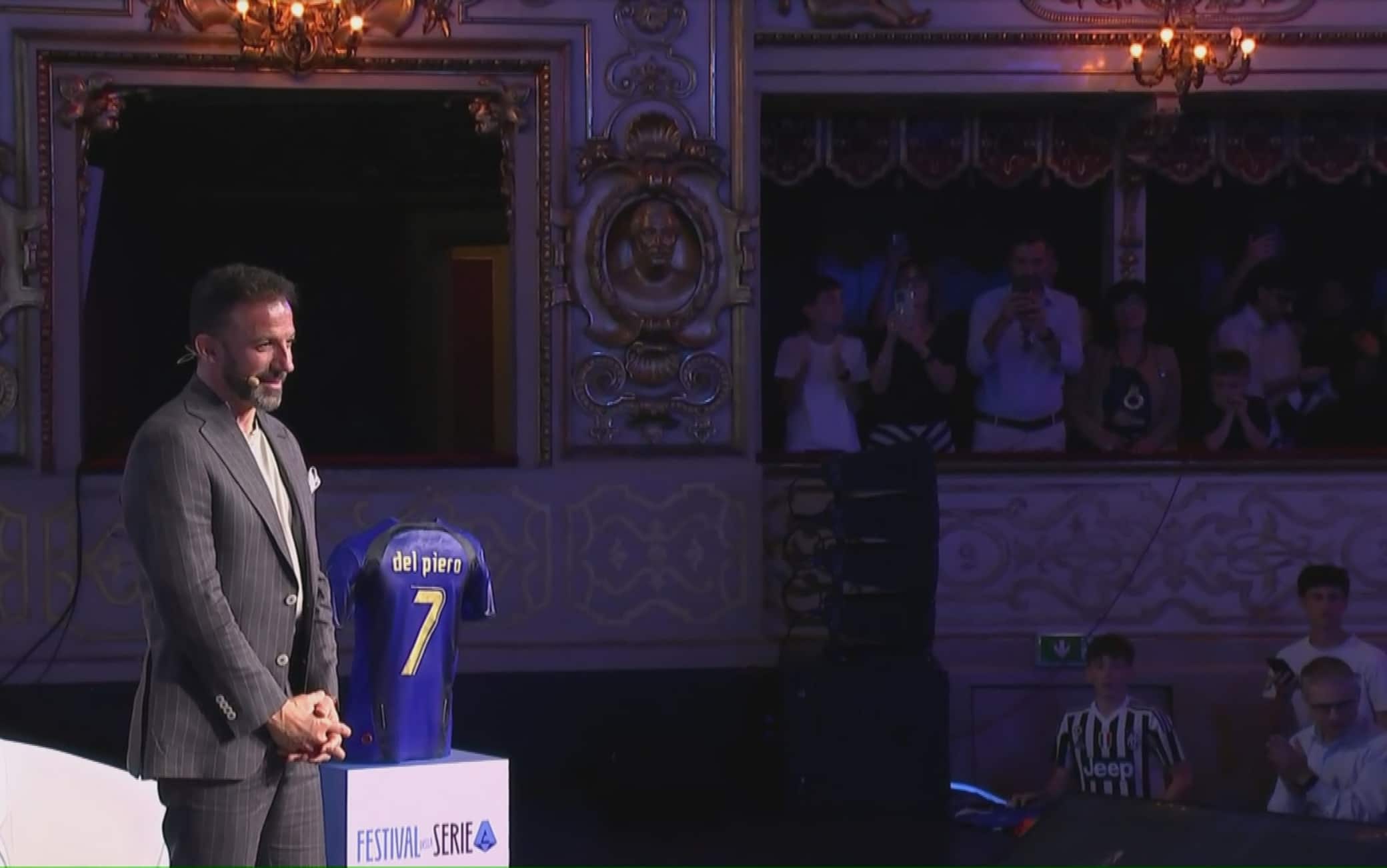 Del Piero, standing ovation del Teatro Regio di Parma al Festival della Serie A. VIDEO