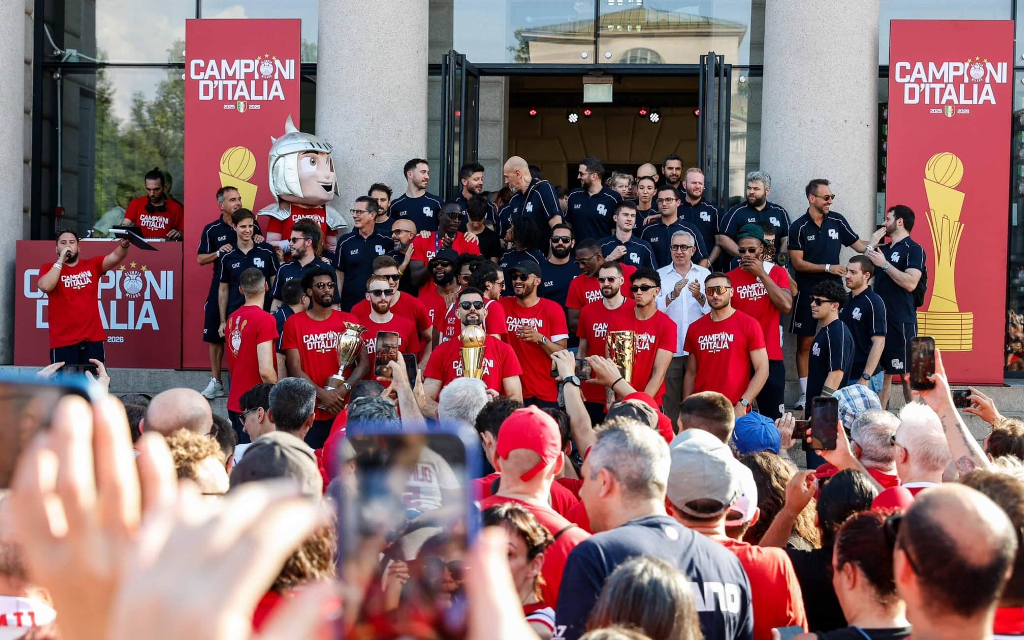 Olimpia Milano, all'Arco per il trionfo. L'abbraccio dei tifosi per il triplete
