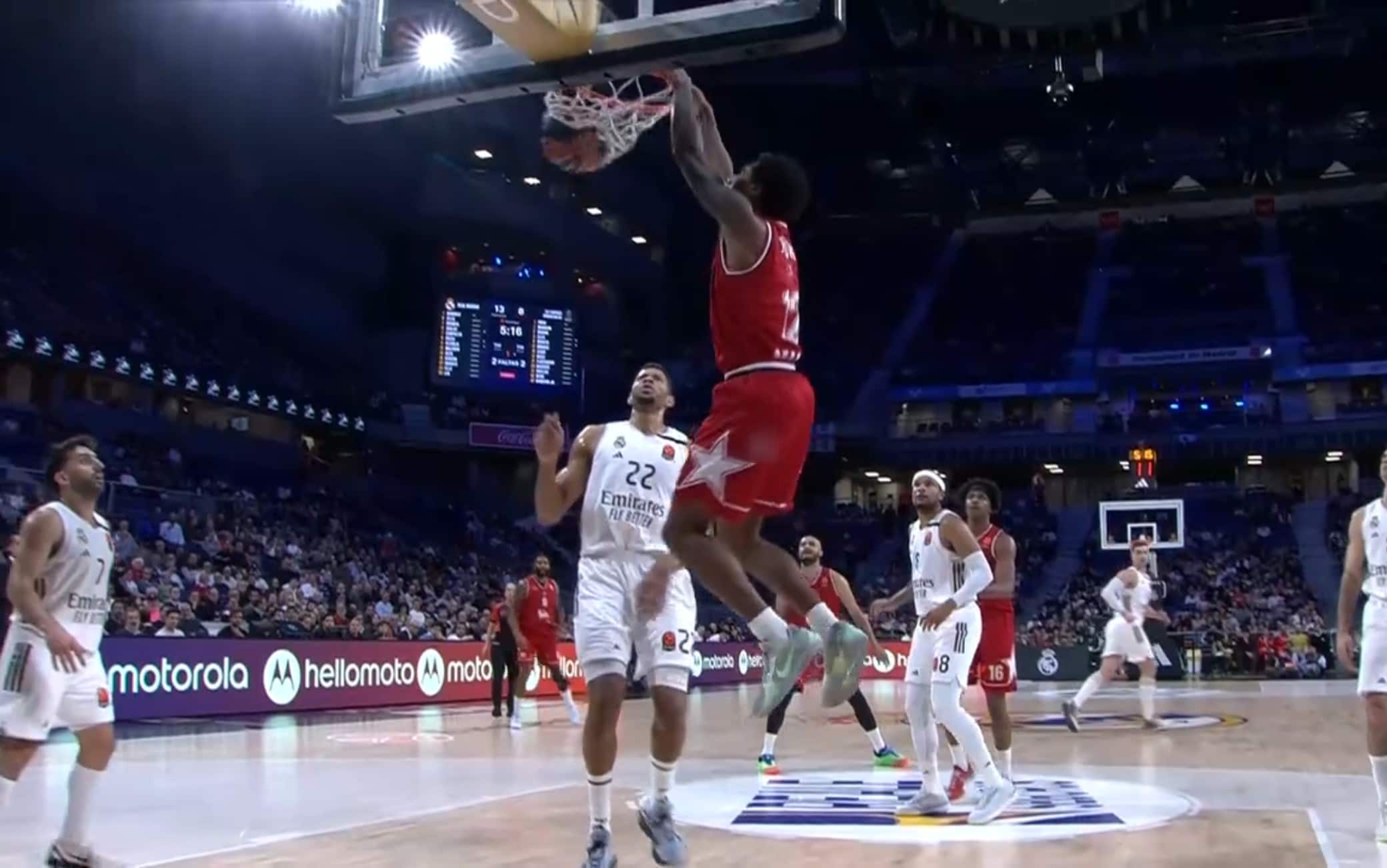 Armoni Brooks decolla e schiaccia sull'errore di Booker in Real Madrid-Milano. VIDEO