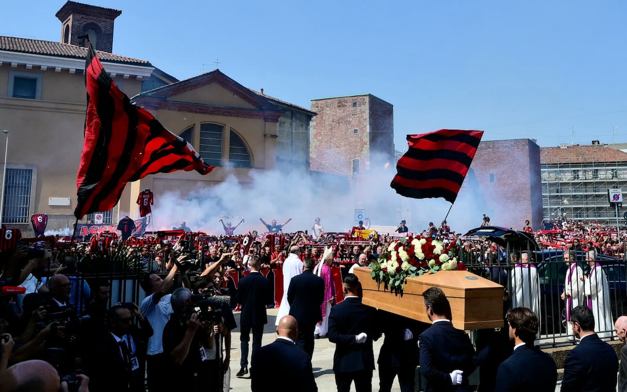 https://sport.sky.it/assets/images/c2b99b5542fc3b05eefb8c7e3d1ac2a739a5f42f/skysport/it/calcio/serie-a/video/2026/08/04/baresi-funerali-milano-you-will-never-walk-alone-1115857/baresi_getty_funerali_milan.jpg?im=Resize,width=1218