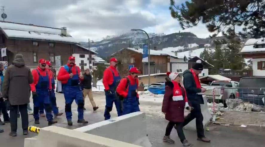 Curling, tifosi dell'Estonia arrivano vestiti da Super Mario