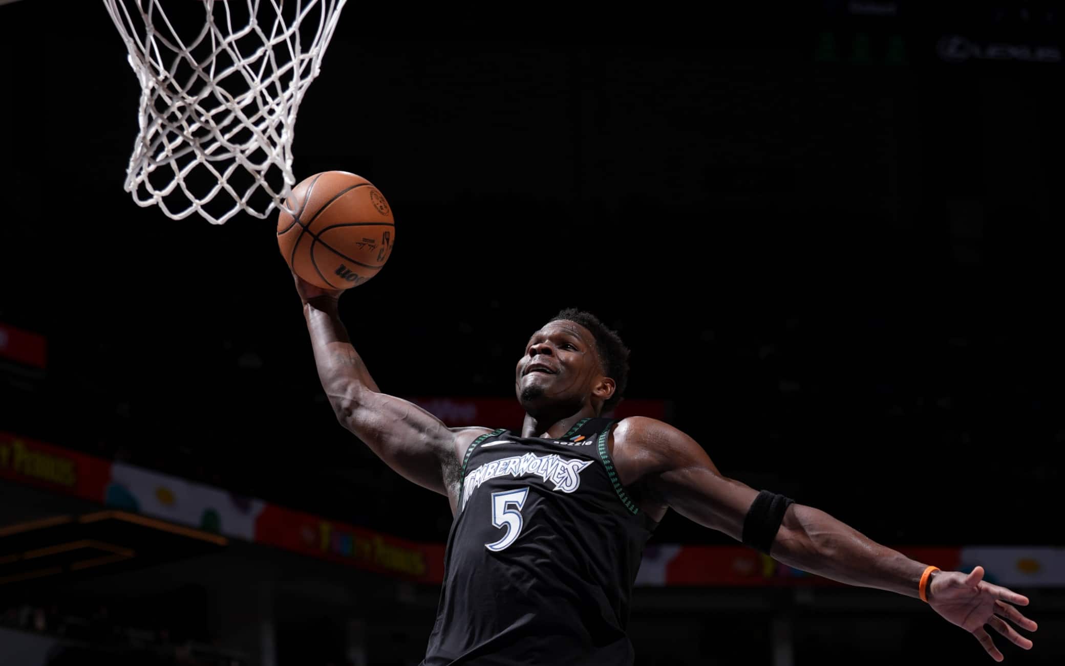 NBA, Edwards decolla sopra i Clippers: è la schiacciata dell’anno? VIDEO