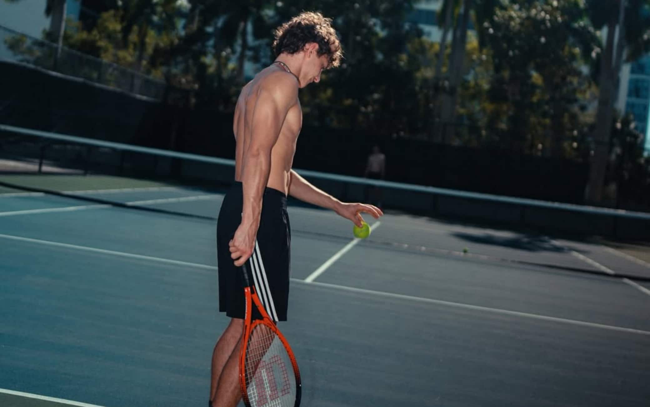 F1, Kimi Antonelli si rilassa giocando a tennis in Australia, in attesa del GP Cina. VIDEO