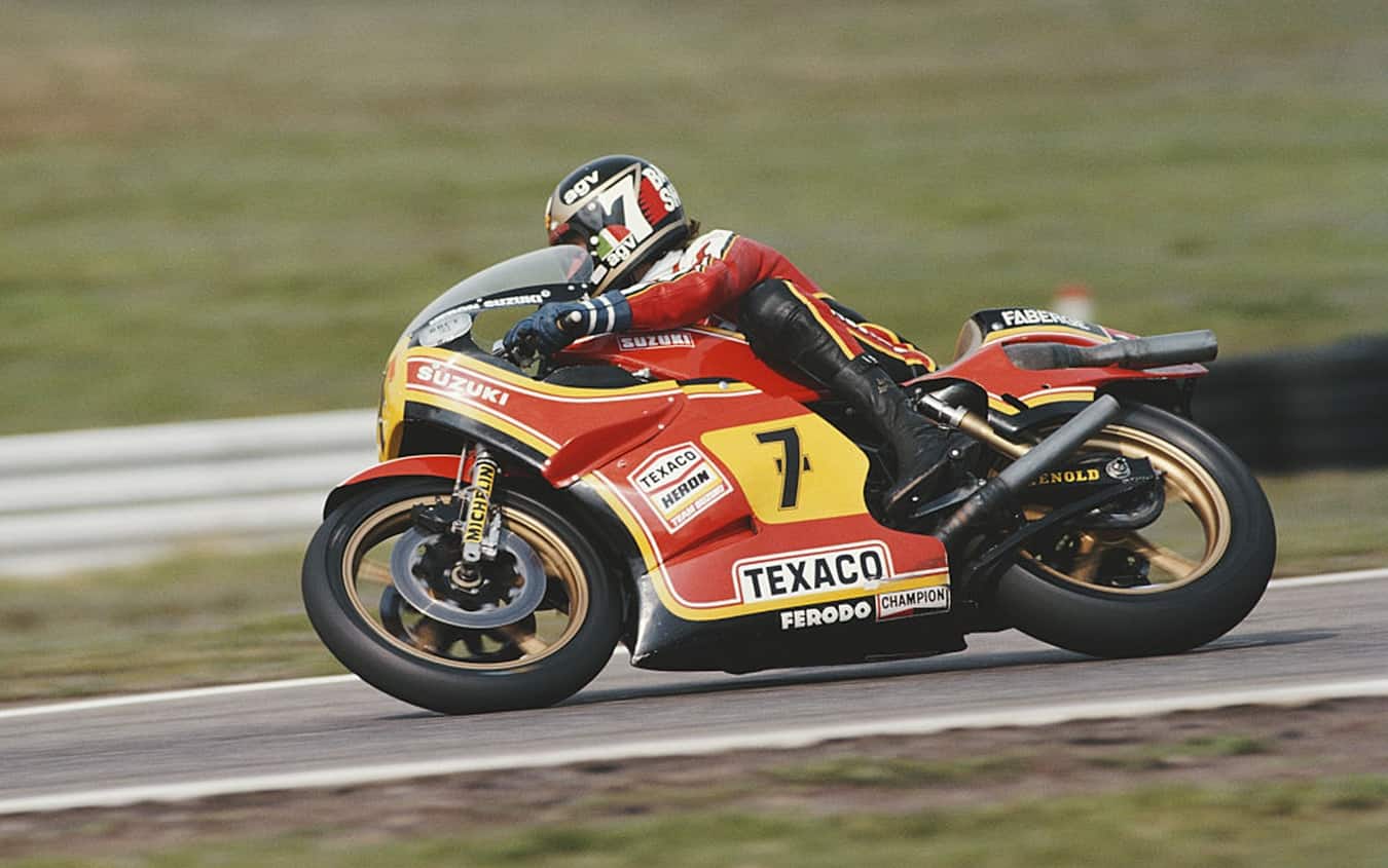  Barry Sheene, primo al traguardo in Svezia nella classe 500
