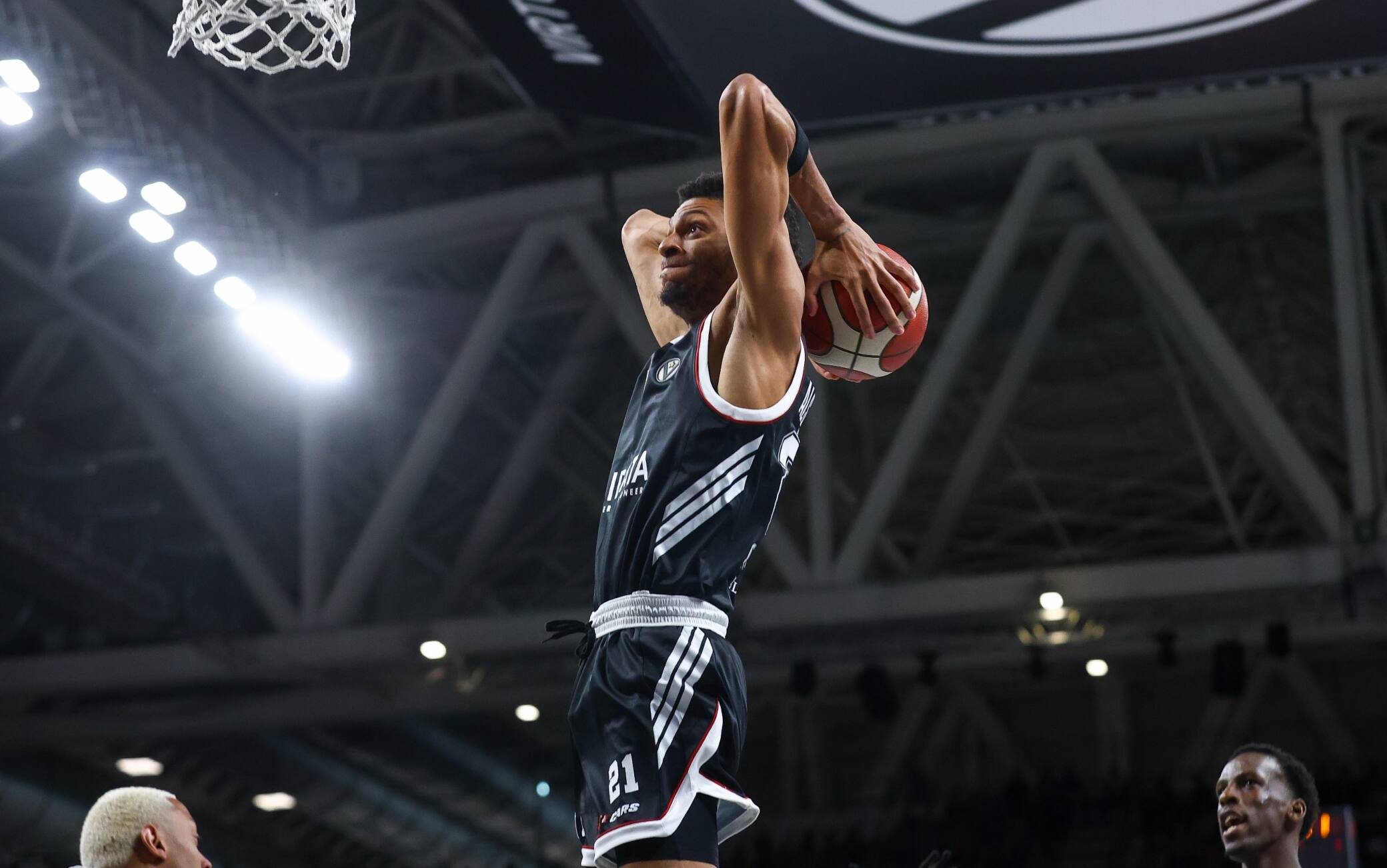 Serie A Basket, la Virtus Bologna vince 104-85, Varese fuori dai playoff. HIGHLIGHTS