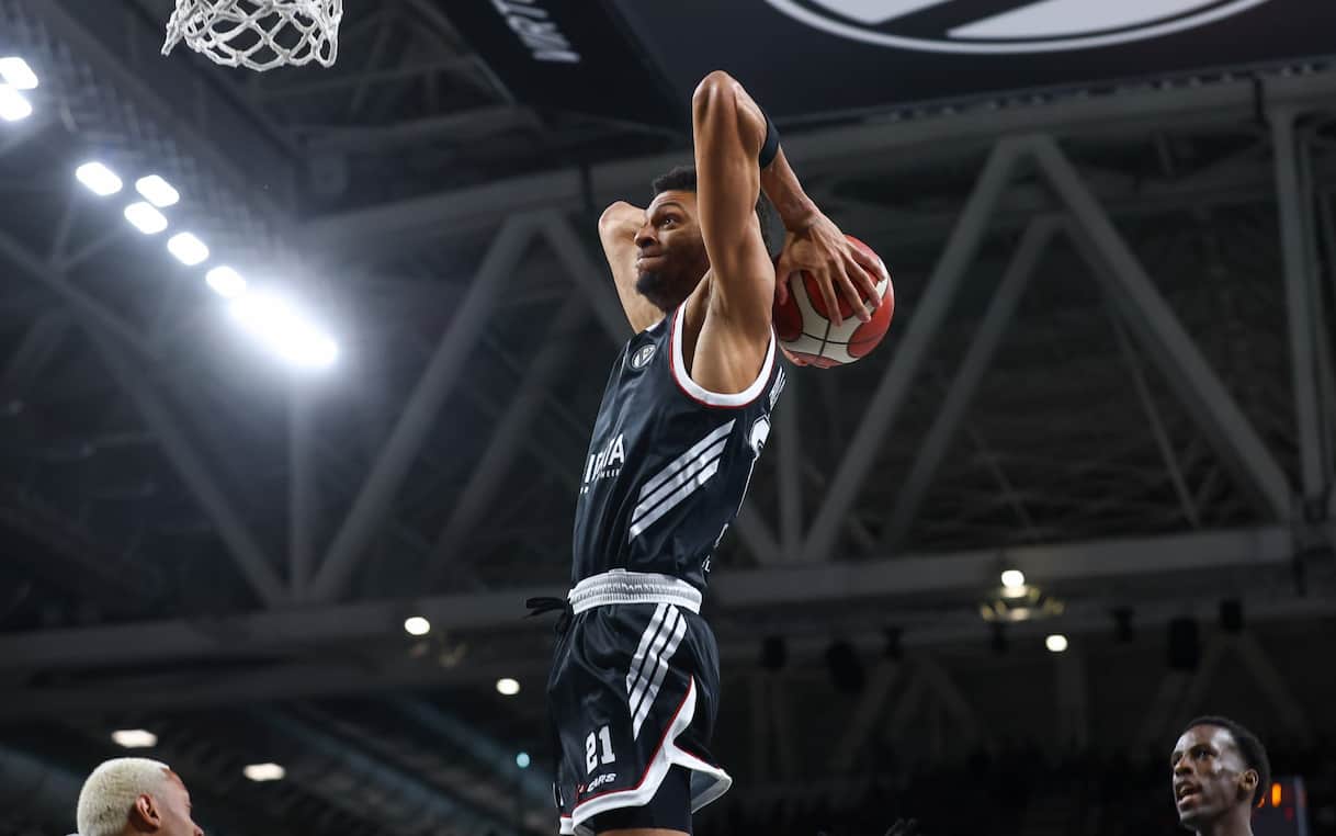 https://sport.sky.it/assets/images/c2fe2933cc3e57a8921533686823d2dbd8c3ea8e/skysport/it/basket/video/2026/05/10/virtus-bologna-varese-highlights-serie-a-basket-1096917/alston_ciamillo_1.jpg?im=Resize,width=1218