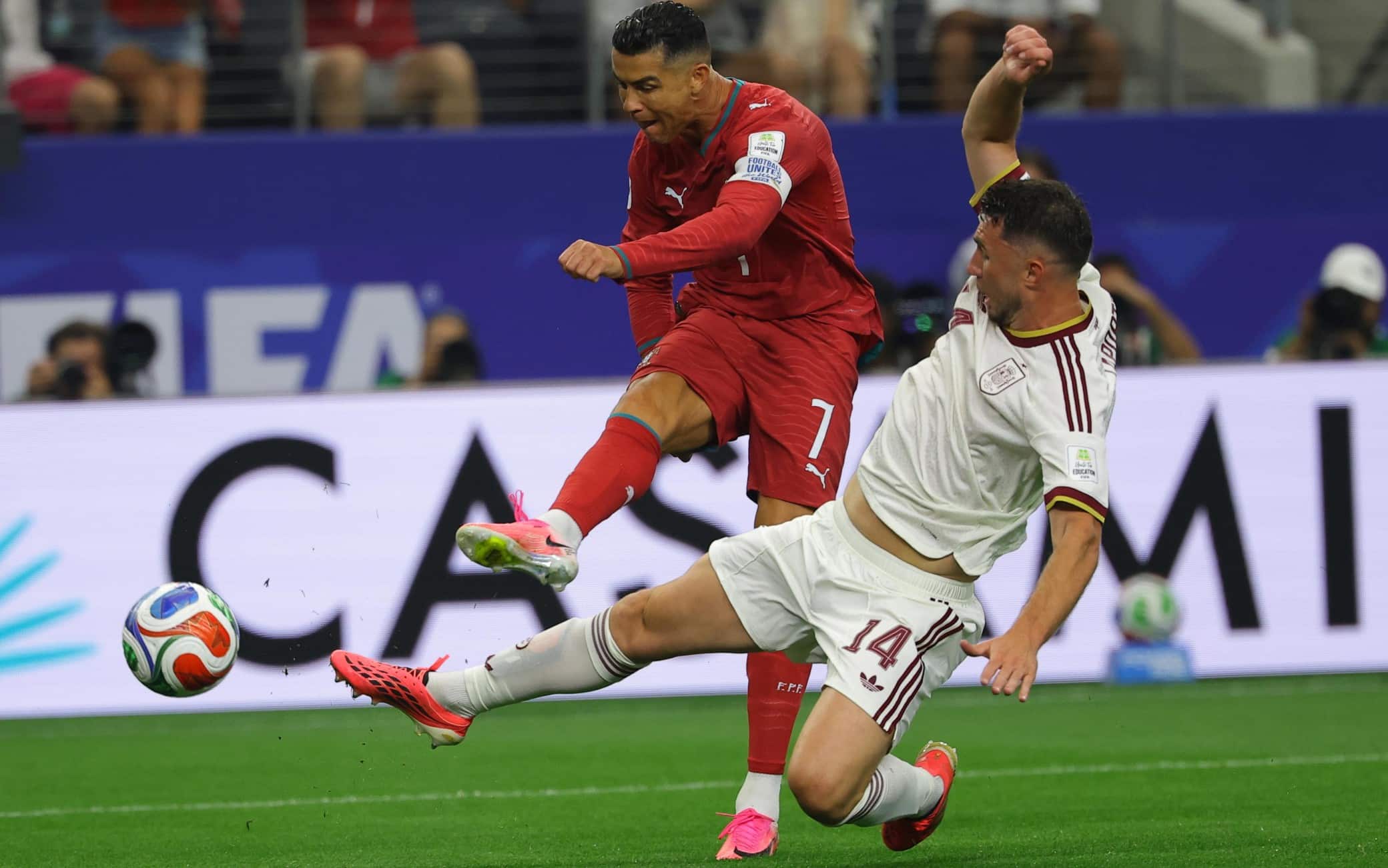 12' - Ronaldo! Palla rubata a Pedri e subito giocata in verticale per CR7: destro forte dalla destra. Parata di Unai Simon.