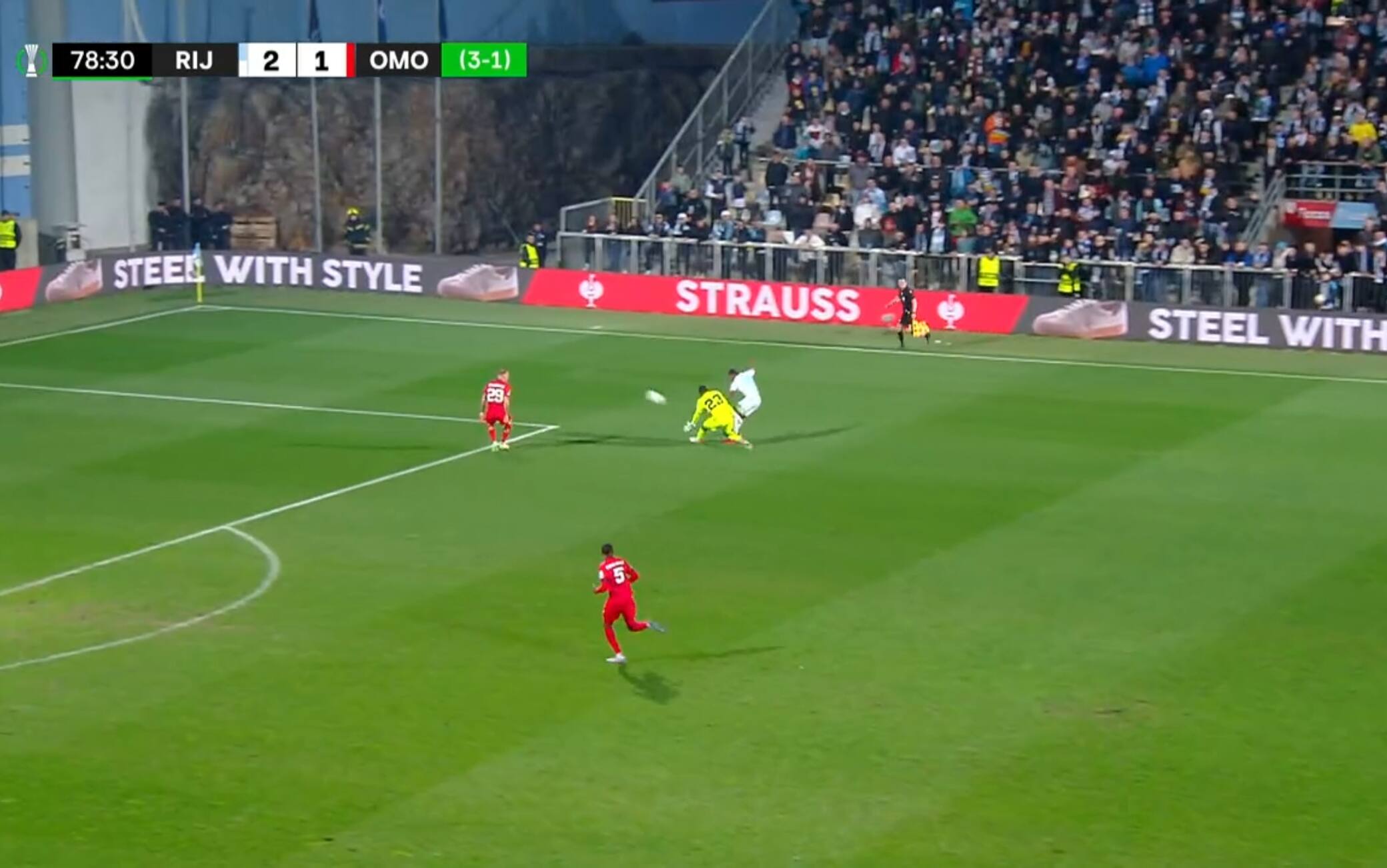 Rijeka-Omonia Nicosia, il portiere Uzoho esce a vuoto e Adu Adjei fa gol. VIDEO
