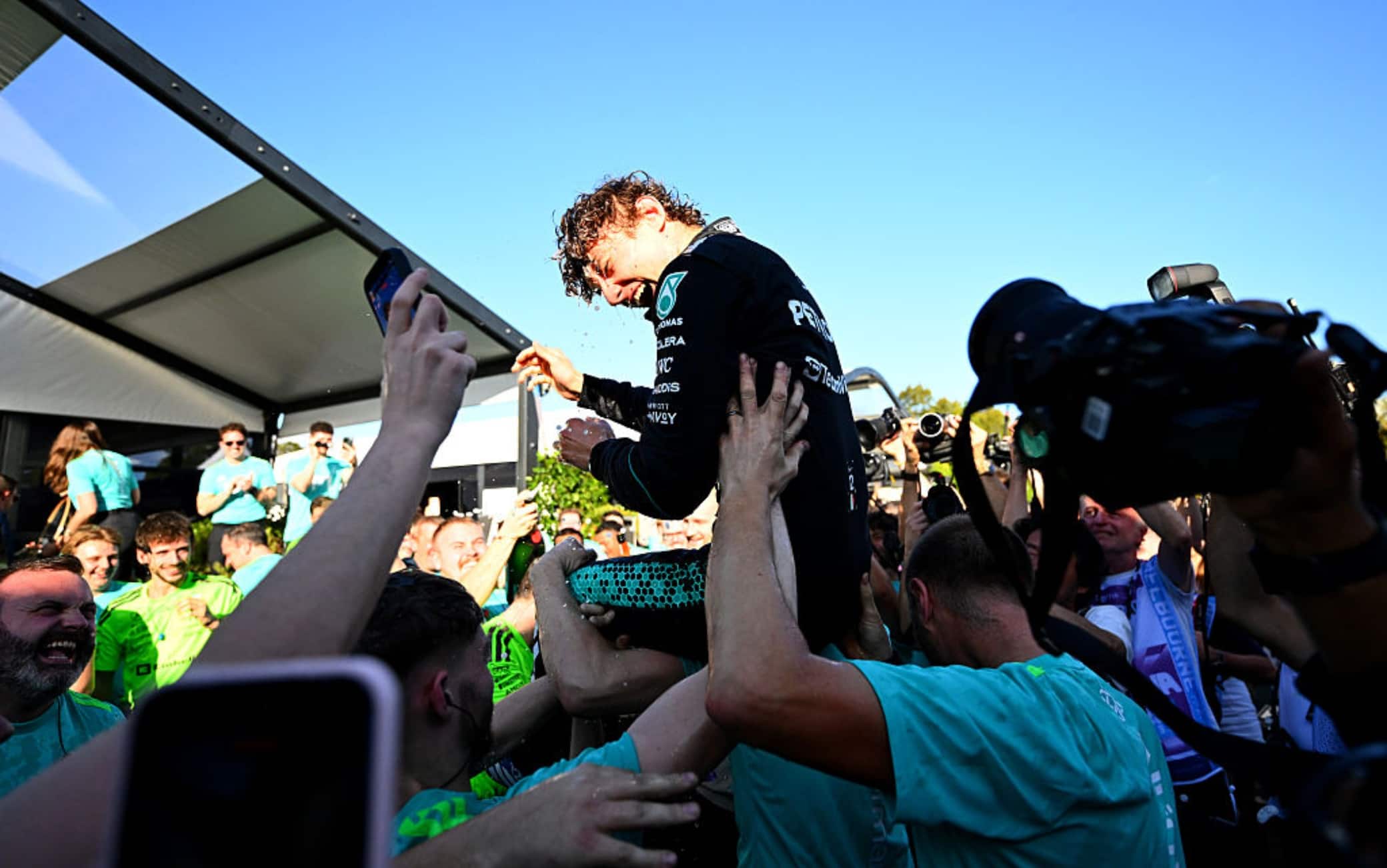 Vince Russell, ma in Mercedes festeggiano (più) Kimi. VIDEO