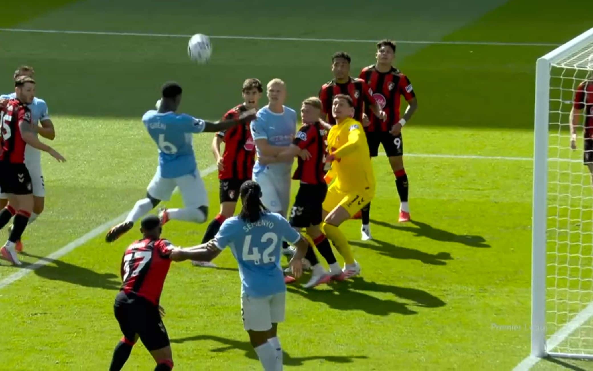 Manchester City-Bournemouth, l'incredibile errore di Guéhi a porta vuota. VIDEO