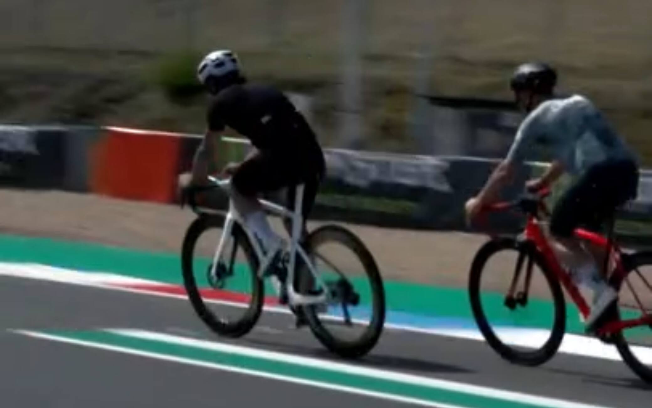 Martin e il long lap penalty a Brno: il pilota Aprilia fa le prove in bici. VIDEO