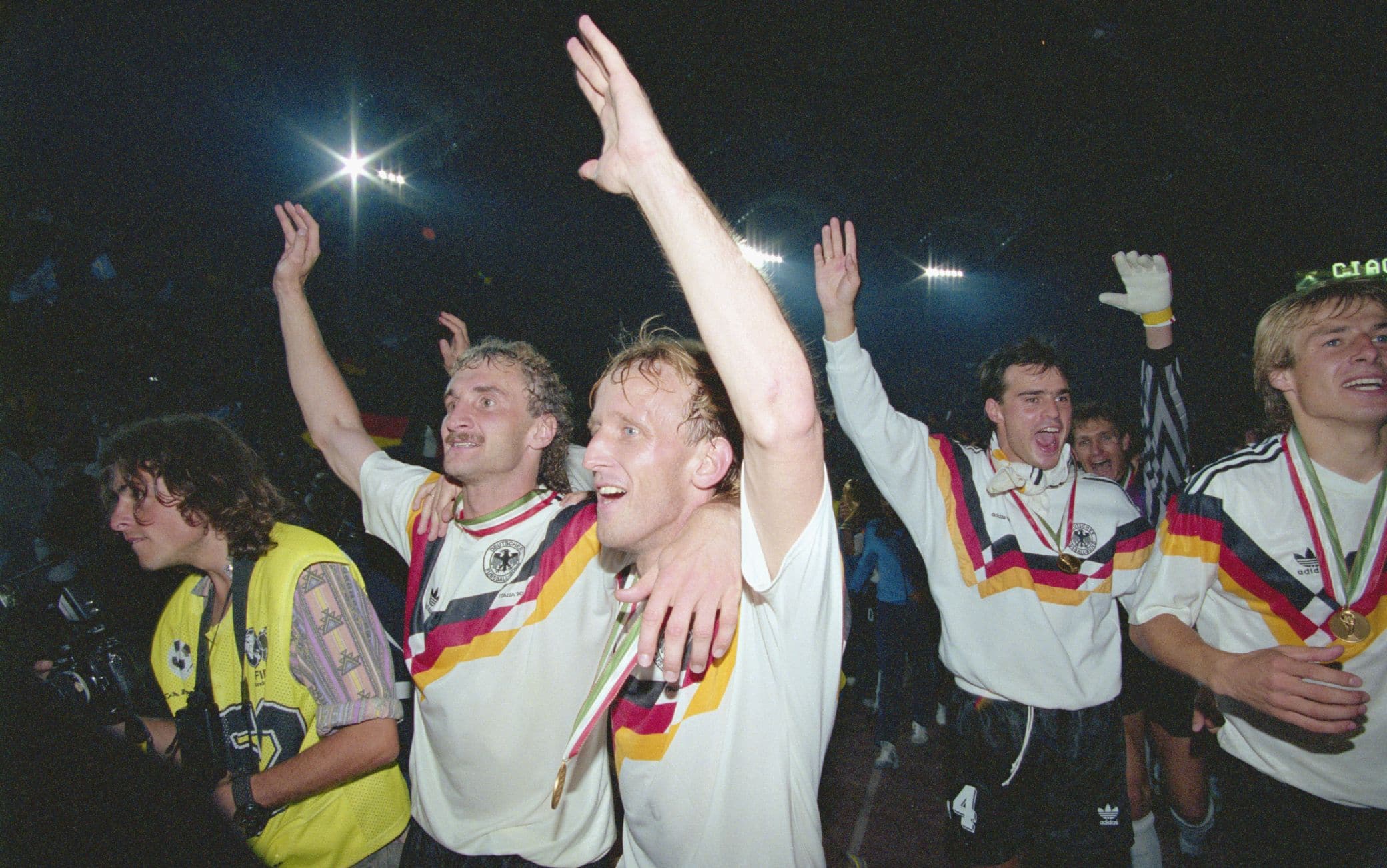 Rudi Voeller, Andreas Brehme, Juergen Kohler, Bodo Illgner e Juergen Klinsmann festeggiano il Mondiale 1990