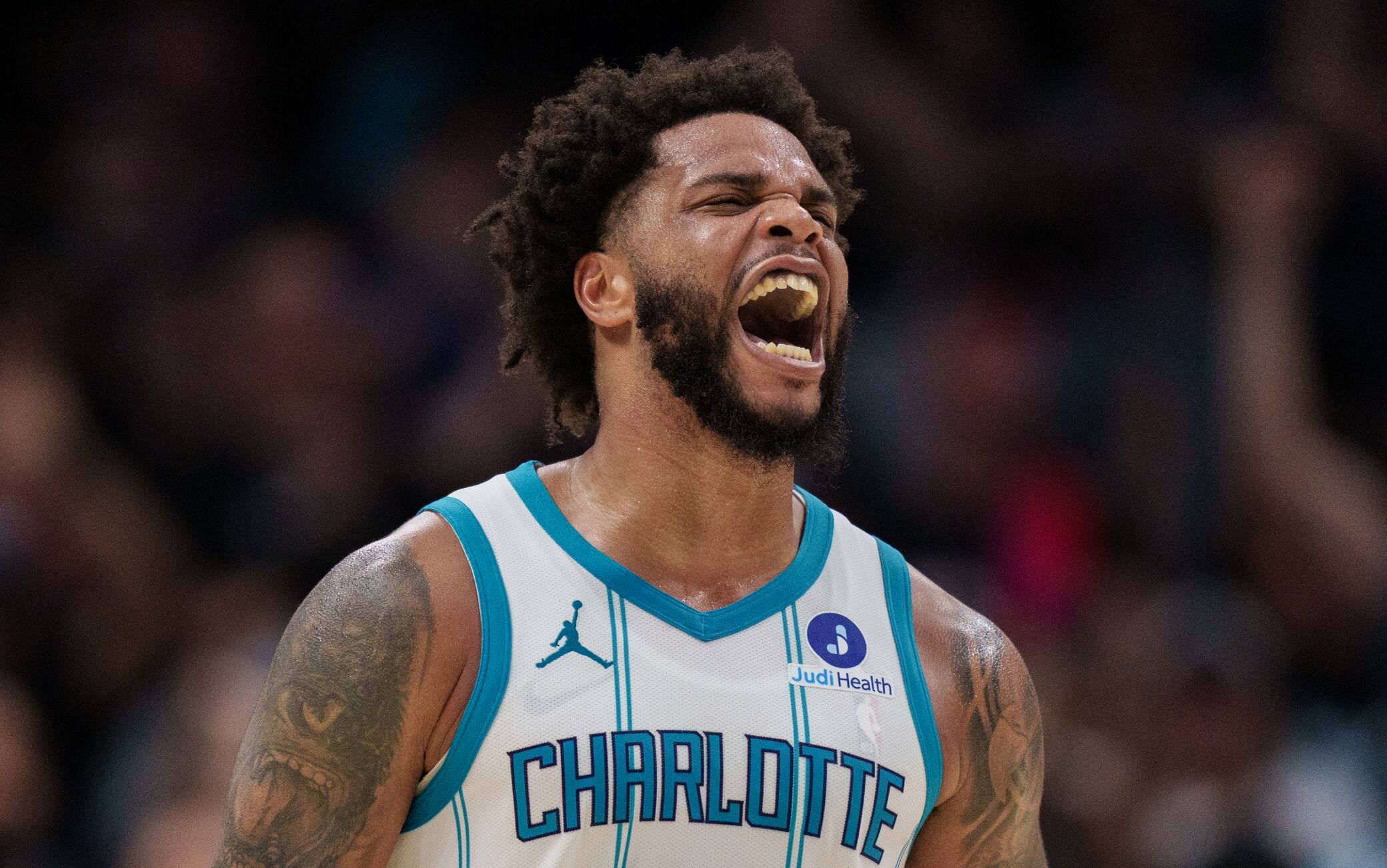 NBA, Miles Bridges salva tutto: stoppata decisiva su Davion Mitchell. VIDEO