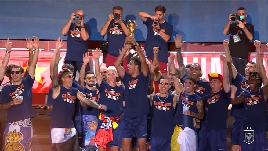 Spagna, Rodri alza la Coppa del Mondo al cielo di Madrid