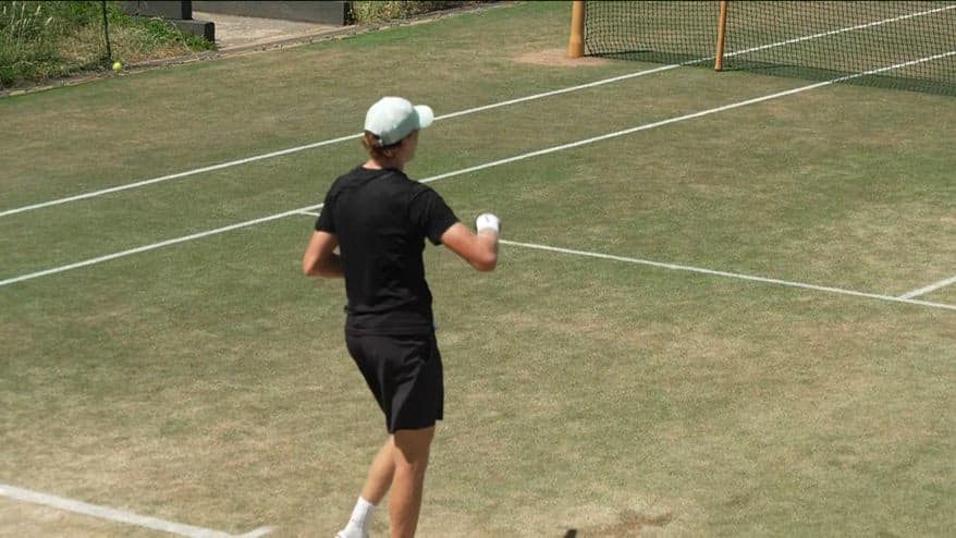 Wimbledon, l'allenamento di Sinner sul servizio