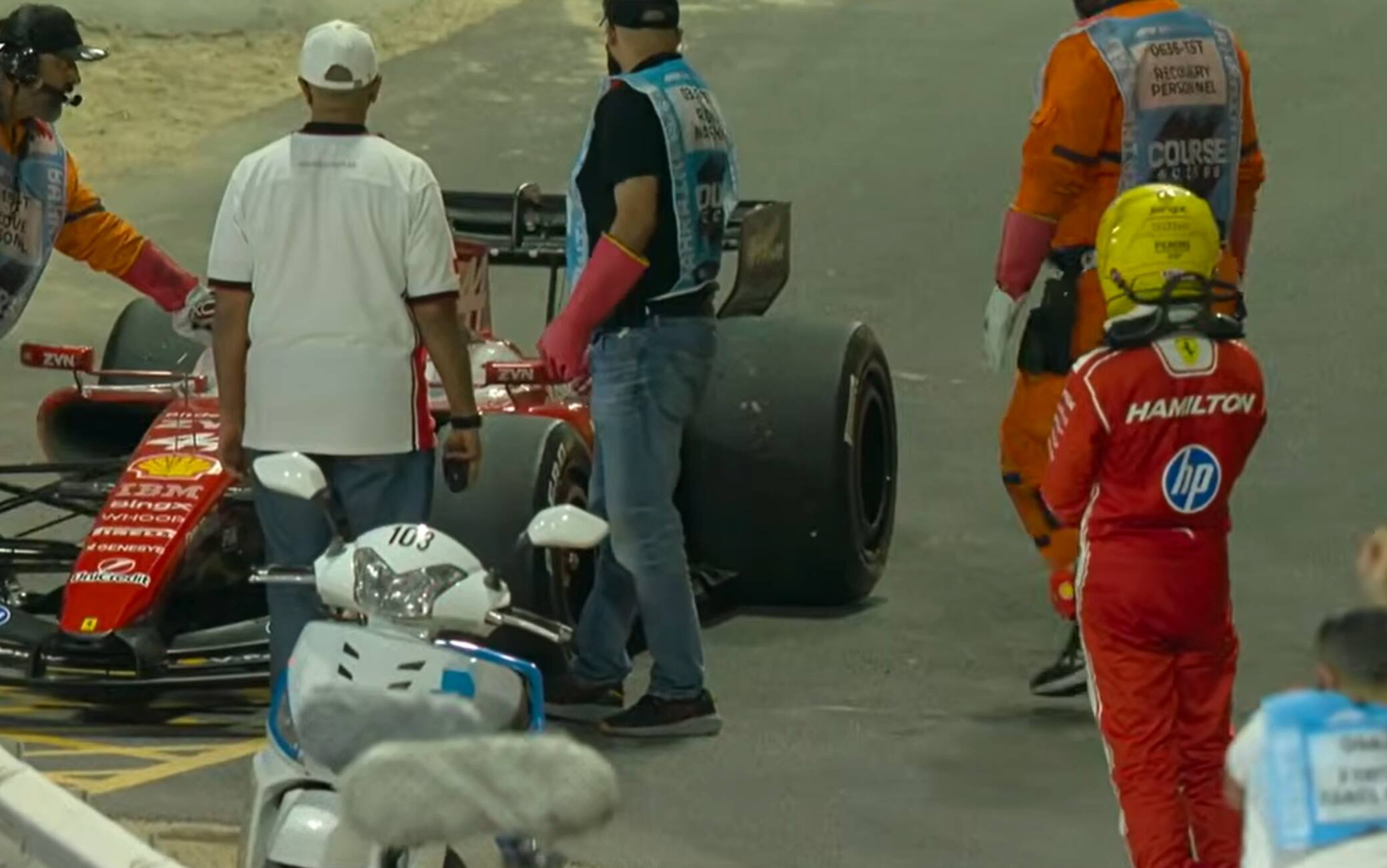 F1, problemi per Hamilton: si ferma nel finale del Day-3 dei test in Bahrain. VIDEO