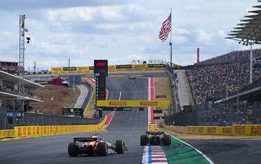 CIRCUIT OF THE AMERICAS, UNITED STATES OF AMERICA - OCTOBER 18: Max Verstappen, Red Bull Racing RB20, leads Oscar Piastri, McLaren MCL38 during the United States GP at Circuit of the Americas on Friday October 18, 2024 in Austin, United States of America. (Photo by Sam Bagnall / LAT Images)