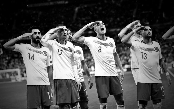 Giocatori della Turchia eseguono saluto militare