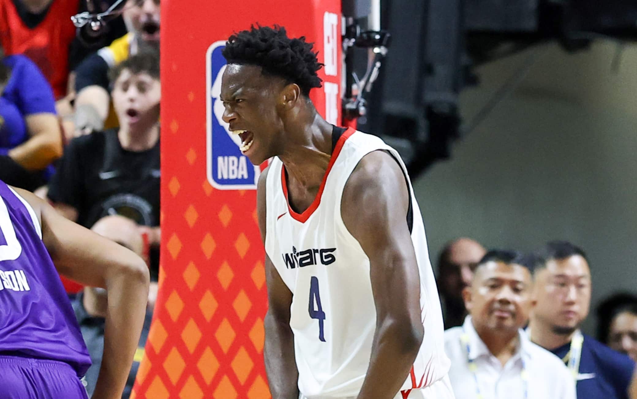 NBA Summer League, AJ Dybantsa schiaccia in mezzo a quattro difensori. VIDEO