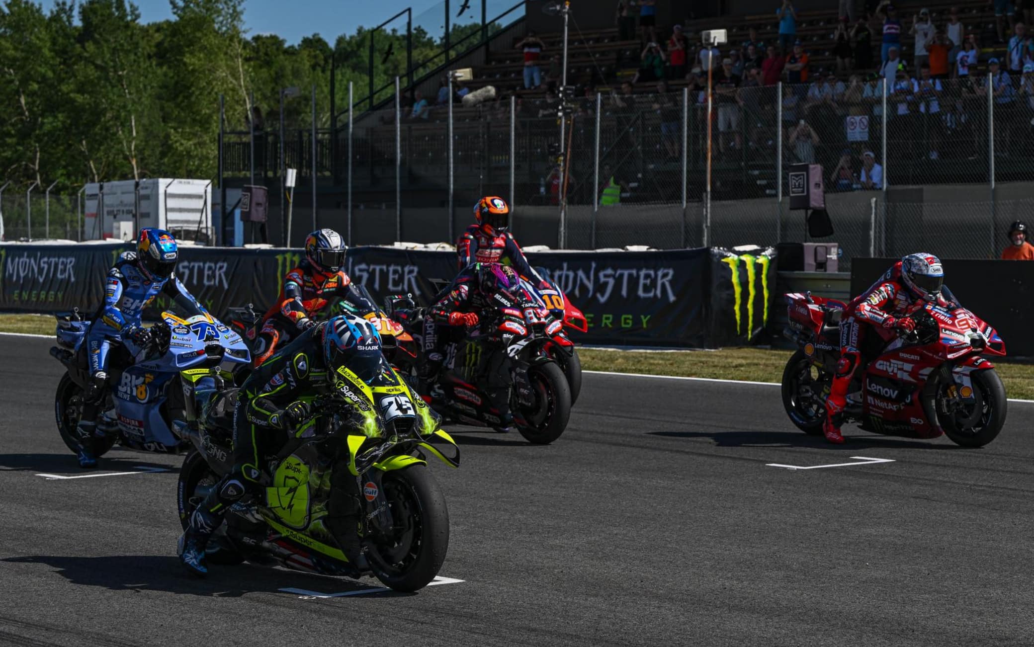 MotoGP, a Brno prove di partenza senza abbassatori: via già nel 2026? 