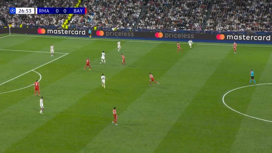 Thiago Pitarch e Gnabry giocano a chi sbaglia di più
