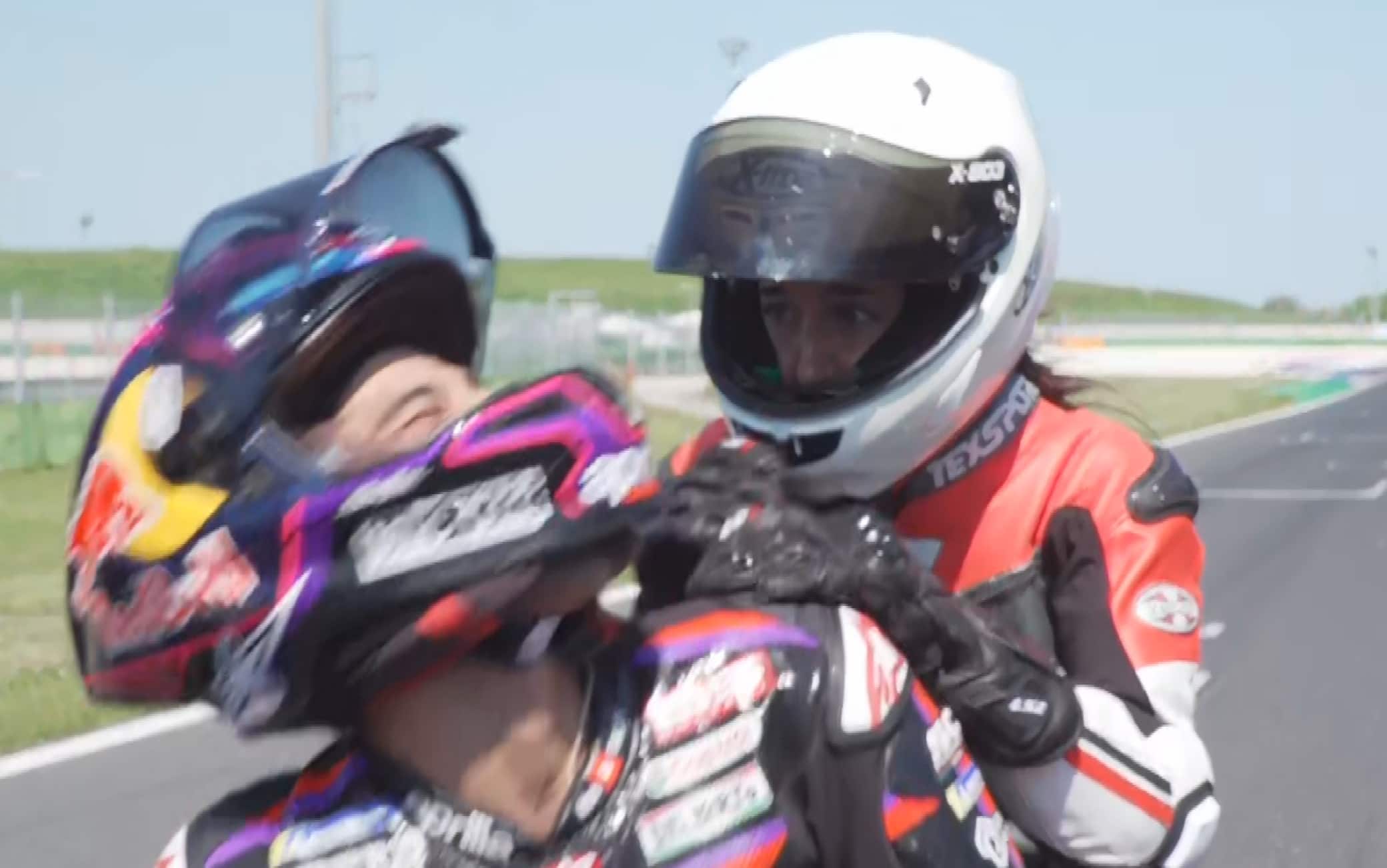 Lo sguardo della fidanzata dopo un giro di pista con Martin