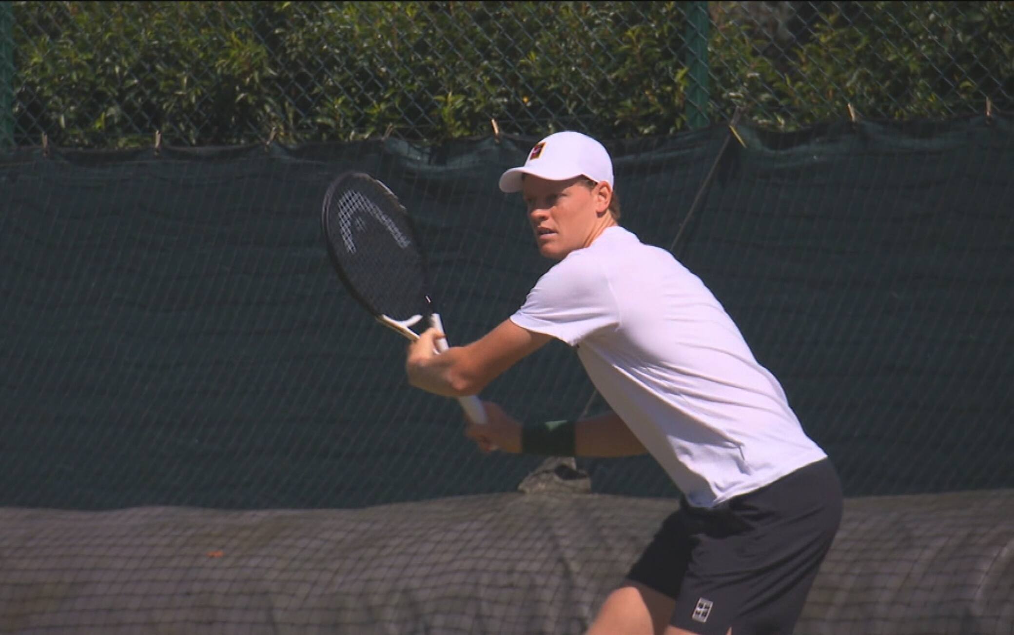 Sinner, l'allenamento di rifinitura a Wimbledon prima del match con Kecmanovic. VIDEO