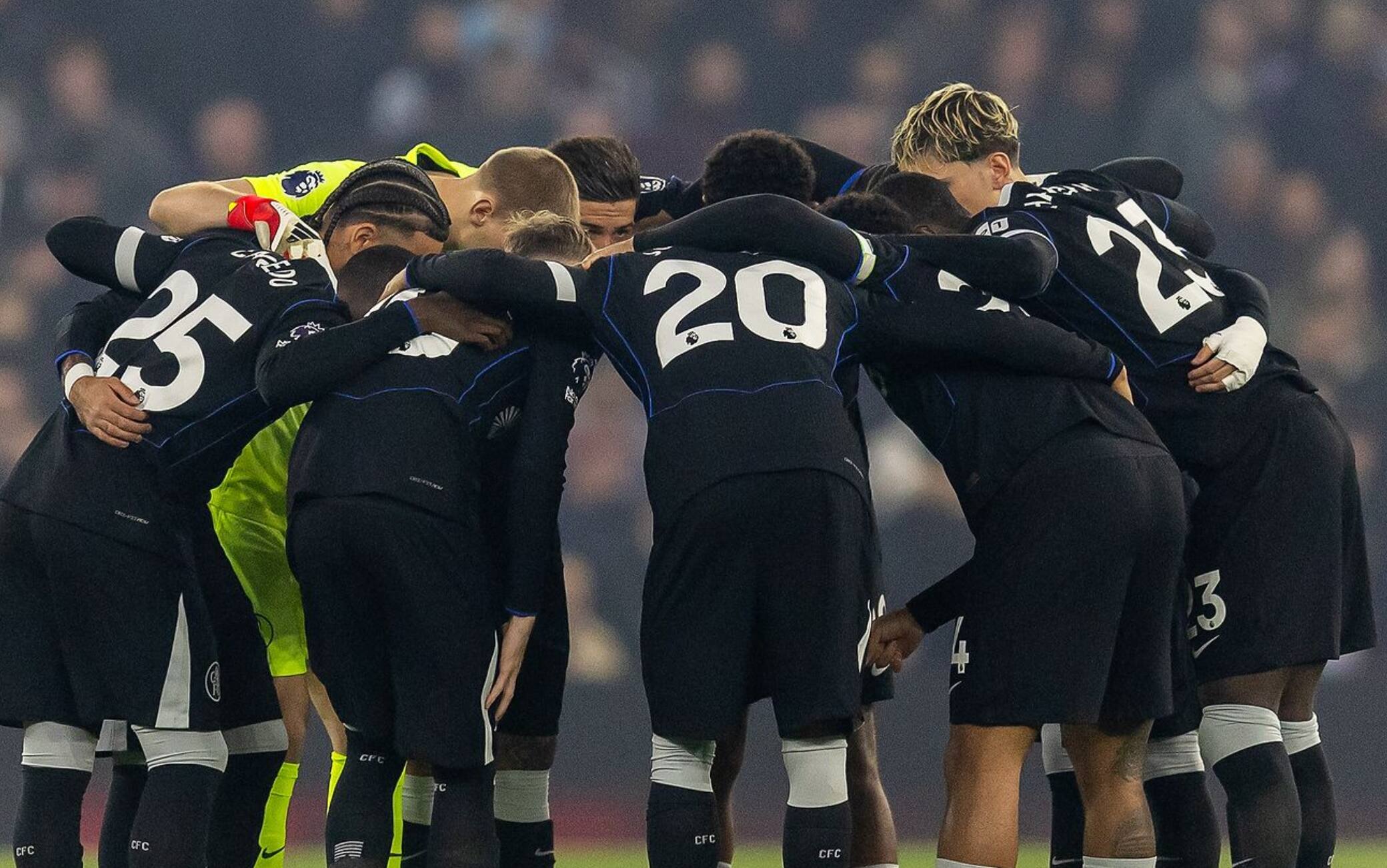 Chelsea, Rosenior spiega la nuova usanza a inizio partita: "Viene da giocatori e staff"