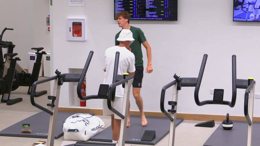 Wimbledon, il riscaldamento di Sinner in palestra