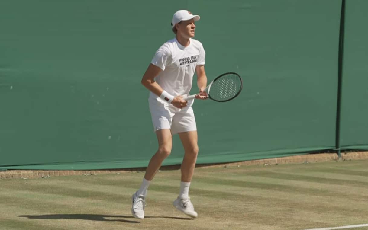 https://sport.sky.it/assets/images/c94504d4acad228700892252dc1f9a7a58ca8c4c/skysport/it/tennis/video/2026/07/07/sinner-oggi-wimbledon-allenamento-video-1110217/sinner_rifinitura_wimbledon.jpg?im=Resize,width=1218