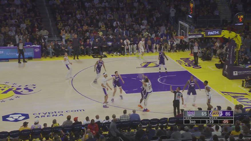 NBA, Doncic perde quasi palla e segna una tripla assurda