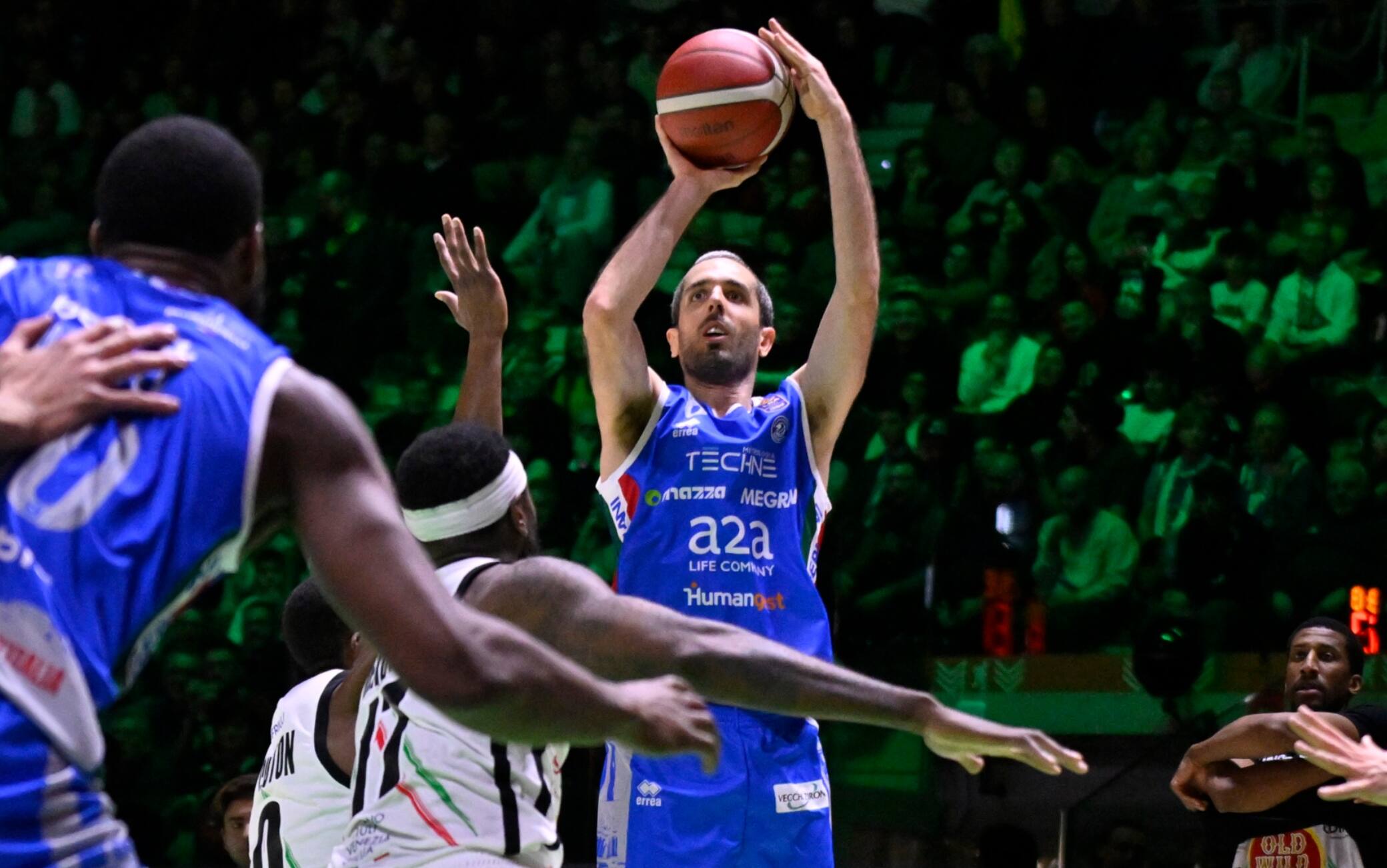 Coppa Italia, Amedeo Della Valle chiude il 3° quarto con una tripla sulla sirena. VIDEO