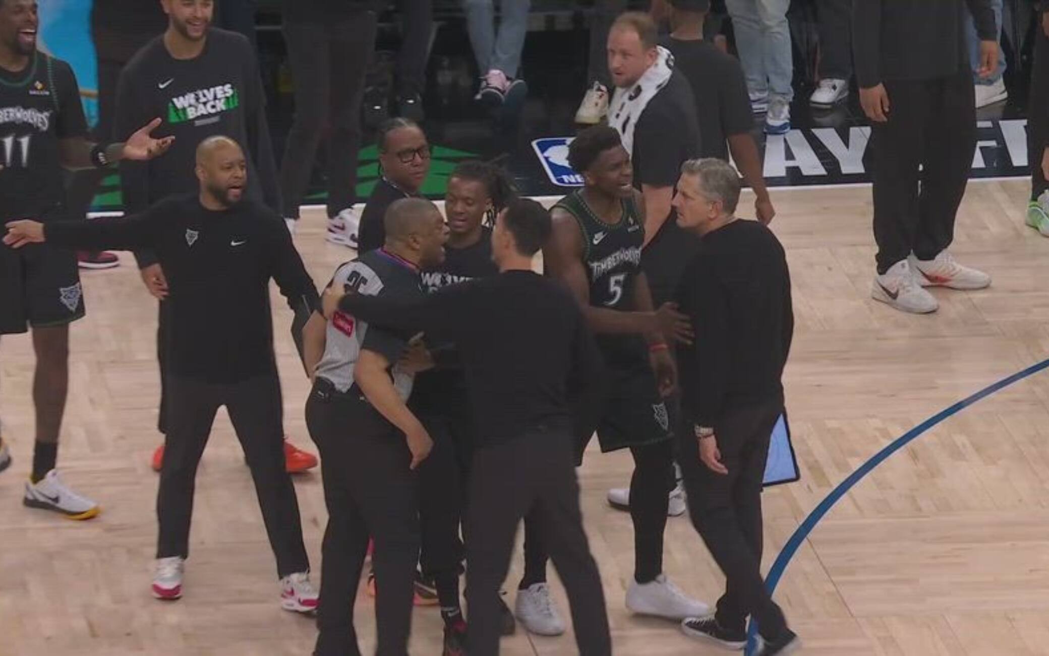NBA, time out chiamato in ritardo: coach Finch viene quasi alle mani con l'arbitro. VIDEO