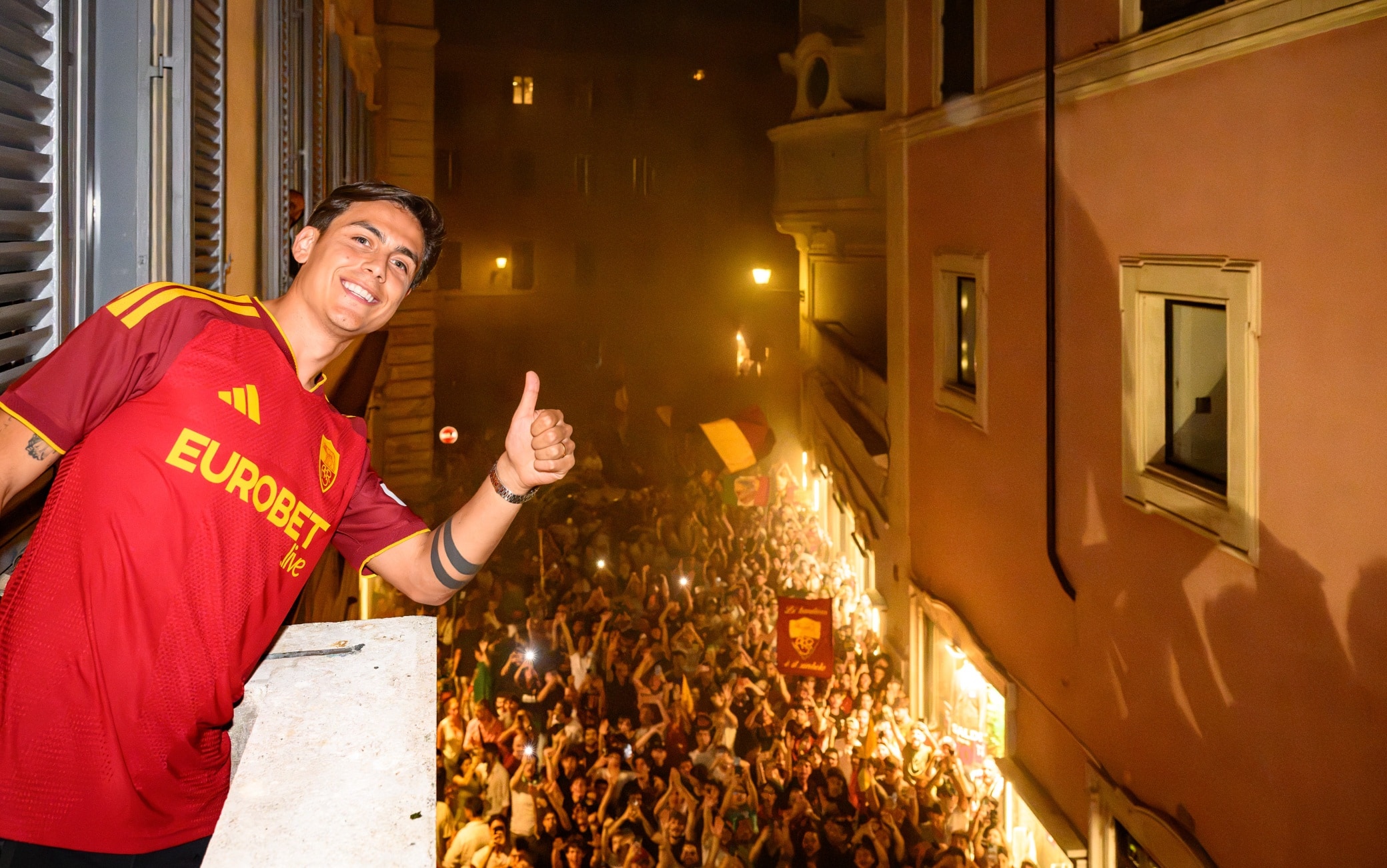 Roma, la festa dei tifosi per 99 anni della società: c'era anche Dybala