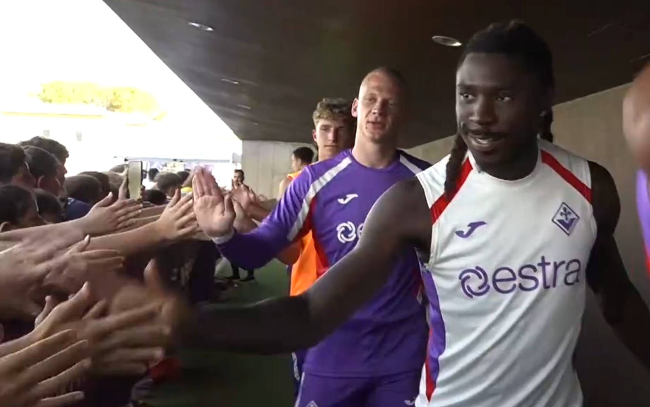 Fiorentina, raduno aperto ai tifosi: attesa per Atta ma è Kean il più acclamato. VIDEO