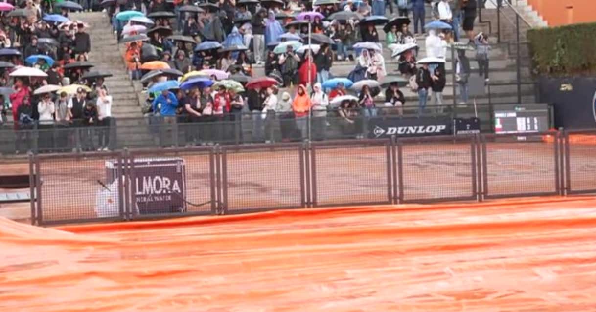 https://sport.sky.it/assets/images/caf797bc225fdac1c3909a7fbc5ac9d2ca69daec/skysport/it/tennis/video/2026/05/13/tennis-internazionali-roma-programma-oggi-meteo-video-1097557/tennis_teloni_pioggia_OG.jpg?im=Resize,width=1218
