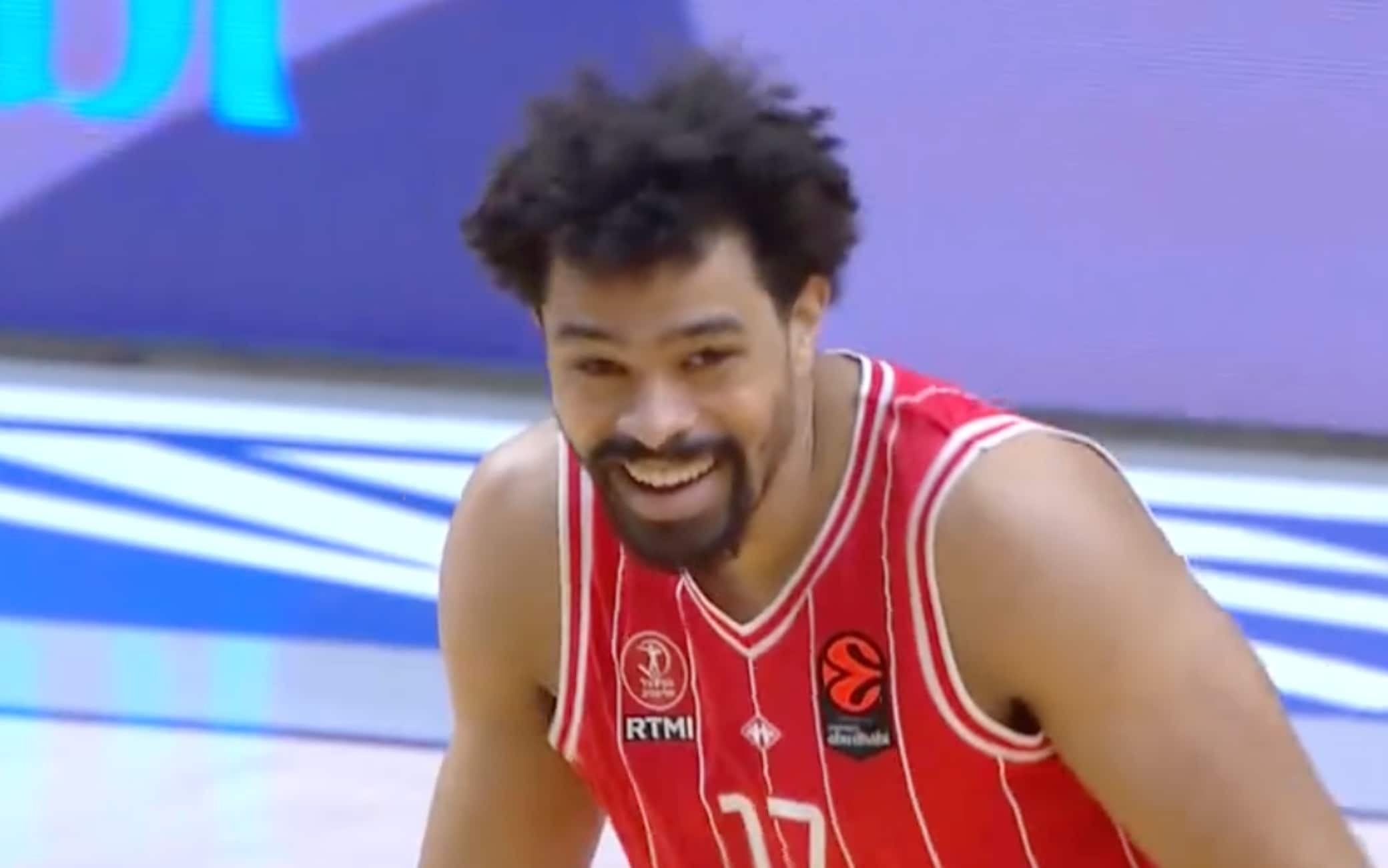 Malcolm: tiro o assist? La tripla assurda in Hapoel-Olimpia, lui segna e se la ride. VIDEO