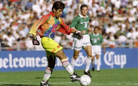 14 Jan 1996:  Jorge Campos of Mexico runs down the field during a Gold Cup game against Guatemala in San Diego, California.  Mexico won the game 1-0. Mandatory Credit: Stephen Dunn  /Allsport