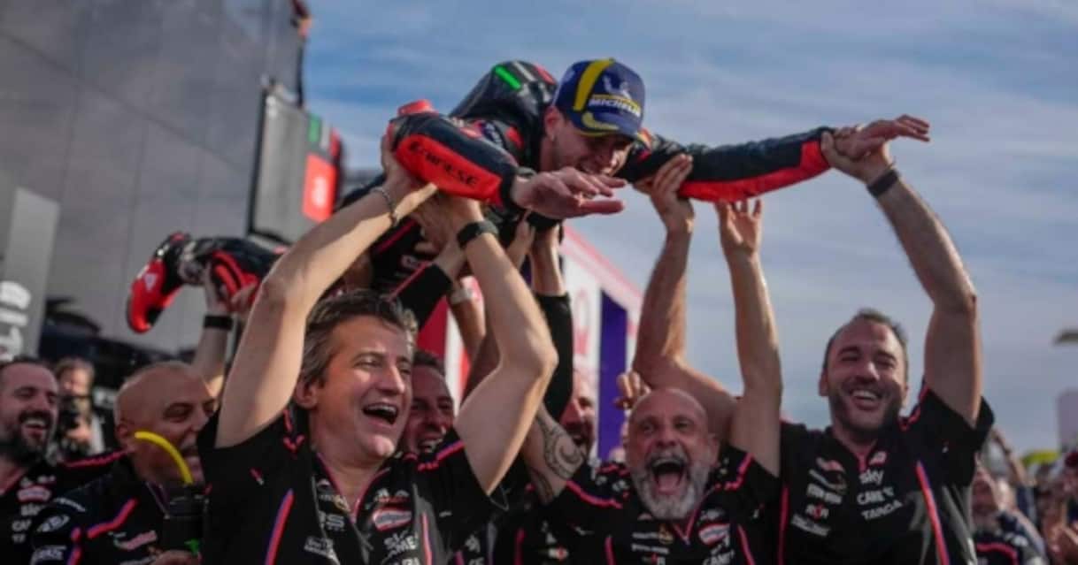 https://sport.sky.it/assets/images/cb50de22288f668afef4f24b9348b6c097b8a88e/skysport/it/motori/motogp/2025/12/25/aprilia-motogp-2025-vittorie/aprilia_og.jpg?im=Resize,width=1218