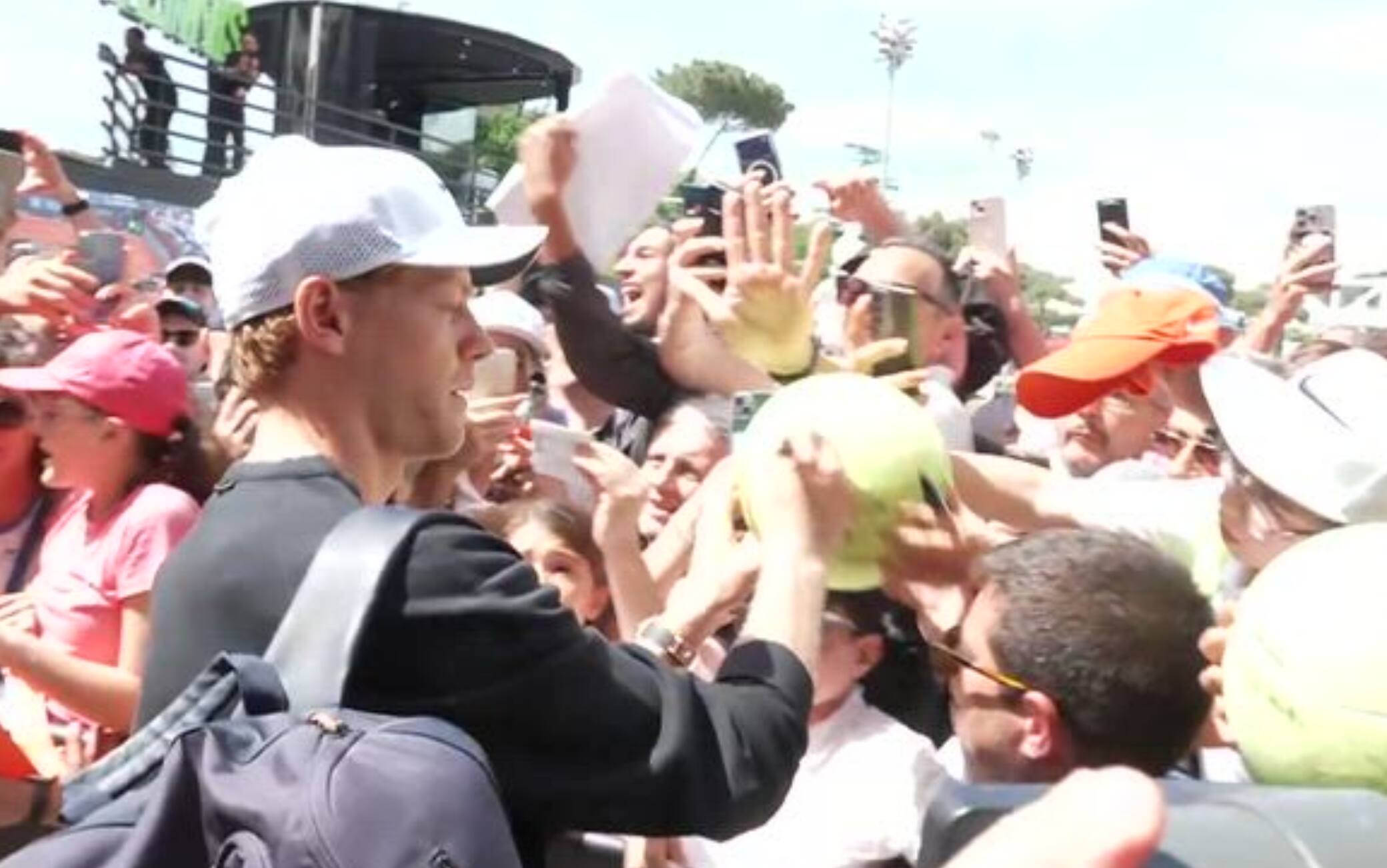 Sinner, l'arrivo al Foro Italico: delirio dei tifosi tra selfie e autografi