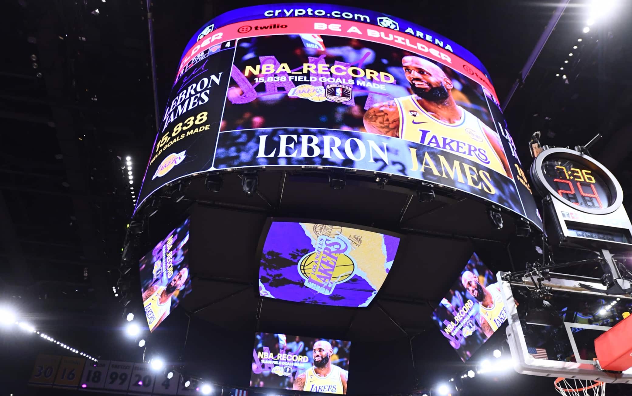NBA, i Lakers celebrano l'ultimo record di LeBron prima della sfida ai Knicks