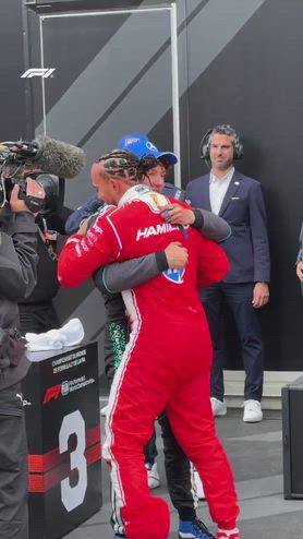Vince Kimi, Hamilton lo festeggia prendendolo in braccio