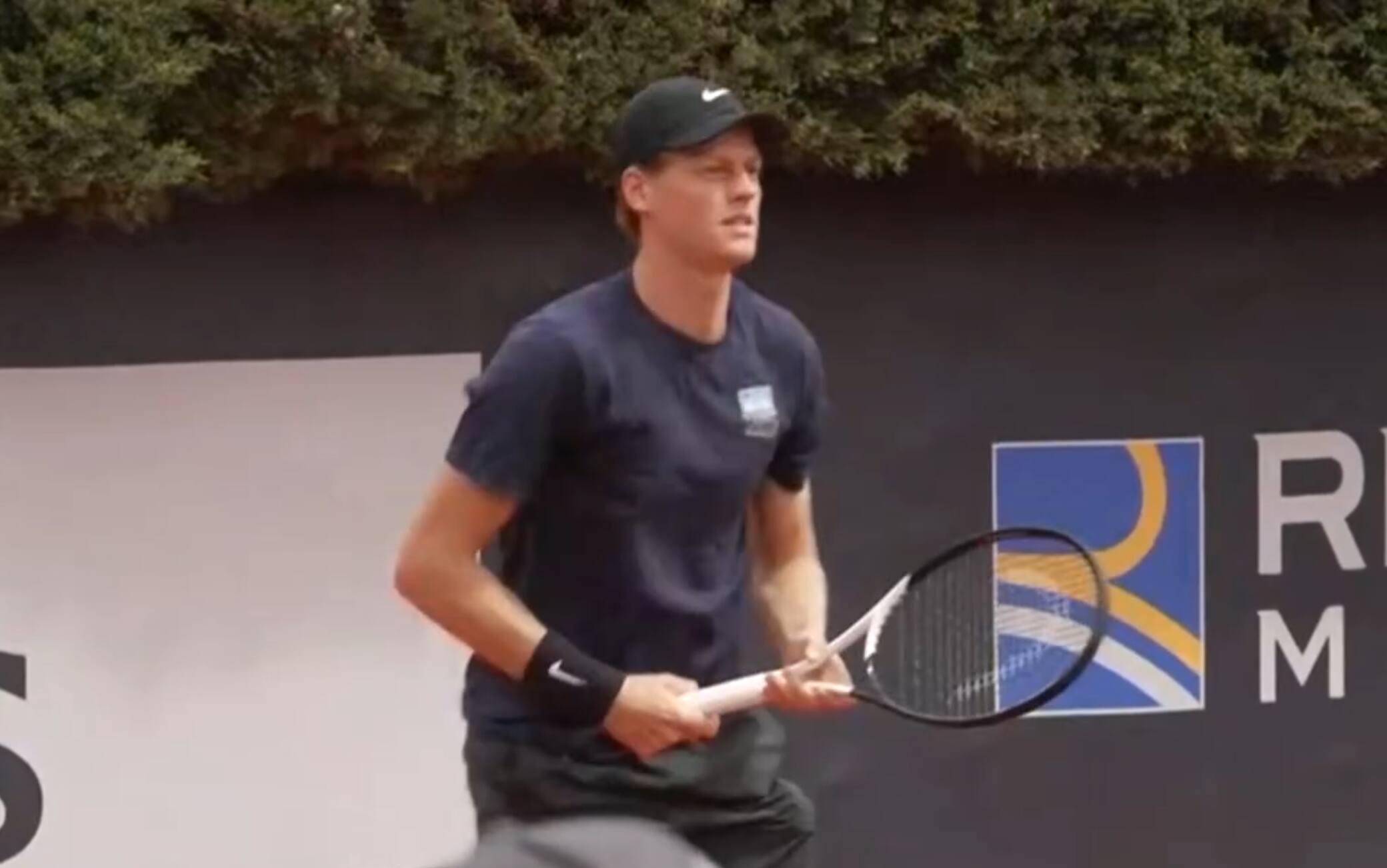 Roma, il warm-up di Sinner: alle 15 il match con Popyrin. VIDEO