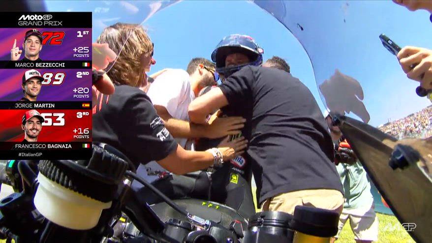 Mugello, Bezzecchi si prende l'abbraccio dei tifosi
