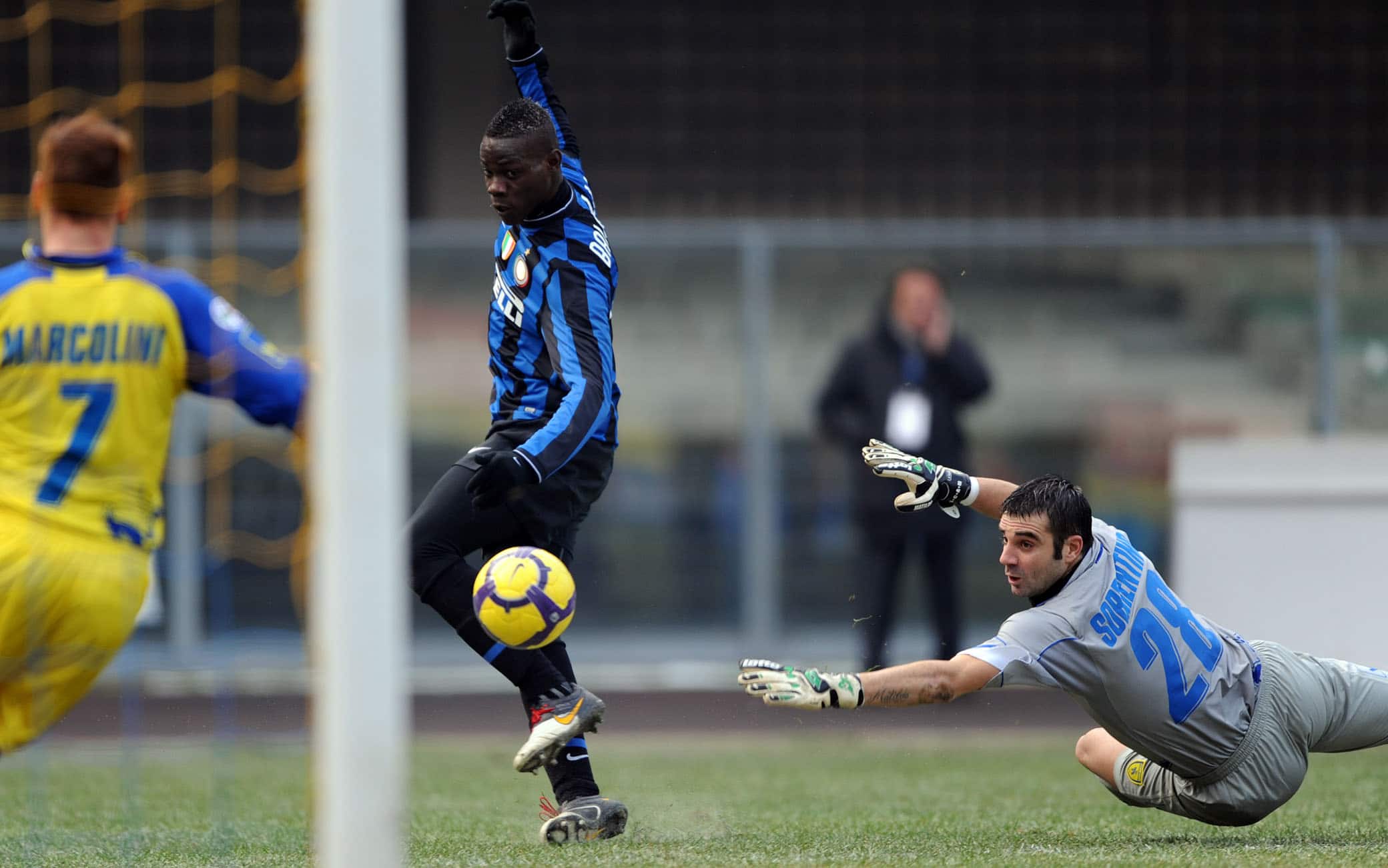 Balotelli apre gli anni Dieci segnando al Chievo il 6 gennaio 2010