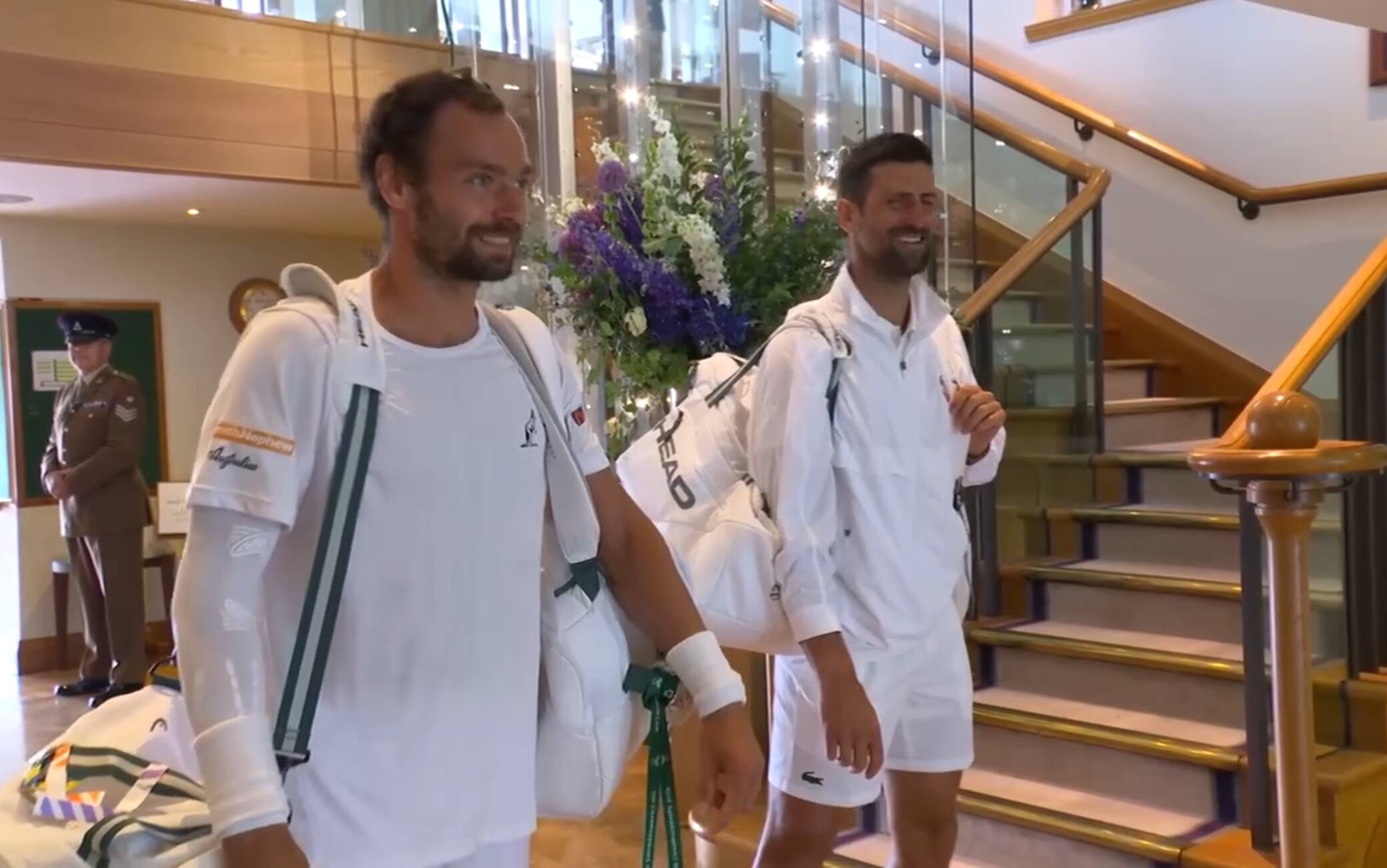 Wimbledon, Safiullin scherza con Djokovic: "Il tuo nome è ovunque". VIDEO