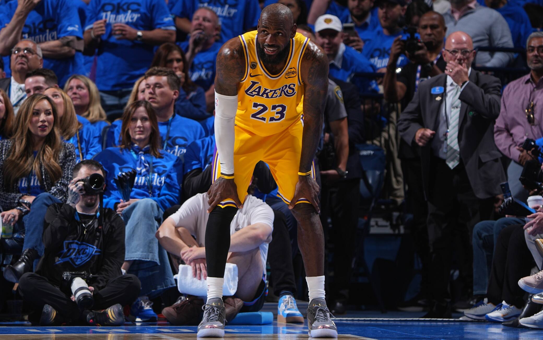 NBA, LeBron non basta: partenza sprint e 27 punti a OKC, ma il super veterano è solo